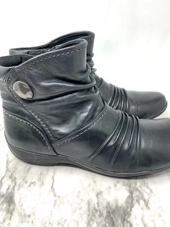 Clarks Kessa Mabel Black Leather Ruched Button Ankle Booties 8 Lagenlook Artsy - Picture 12 of 16